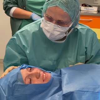 Daniela und Ärztin Serena Preyer am Ende der Ohren-OP. Die Patientin kann jetzt wieder auf beiden Ohren richtig hören.