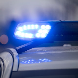 Ein Blaulicht eines Polizei-Autos (Symbolbild)