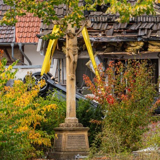 In Bretten-Büchig ist ein Auto gegen ein Haus geprallt. Die Fahrerin wurde tödlich verletzt.