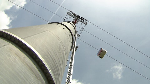 Nicht nur riesig, sondern auch laut: Der Pfeiler der BUGA-Seilbahn