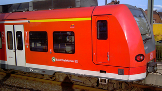 Die S-Bahn Rhein-Neckar steht an einem Bahnhof.