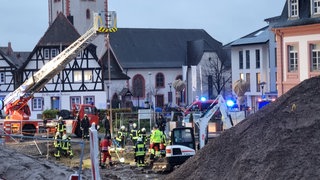 Feuerwehrleute benutzen Drehleiter als Kran