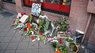 Blumen und Botschaften auf dem Gehweg am Marktplatz in Mannheim