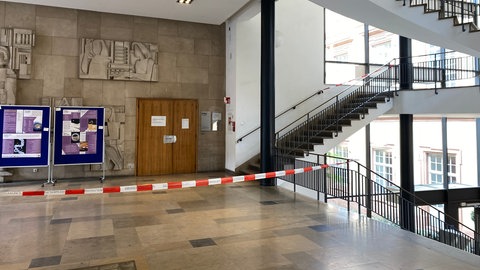 Unibibliothek Mannheim von innen mit Absperrband