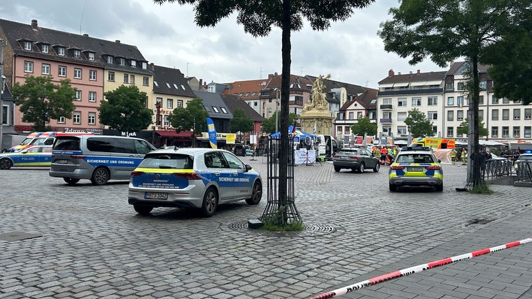 Polizeiautos auf dem Marktplatz in Mannheimer Innenstadt bei Einsatz