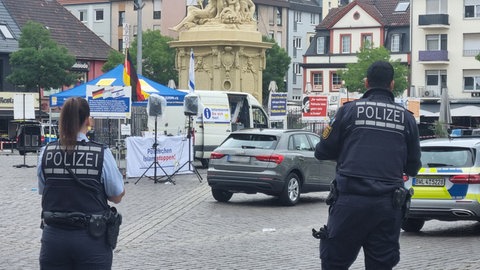 Einsatzkräfte der Polizei stehen auf dem Mannheimer Marktplatz