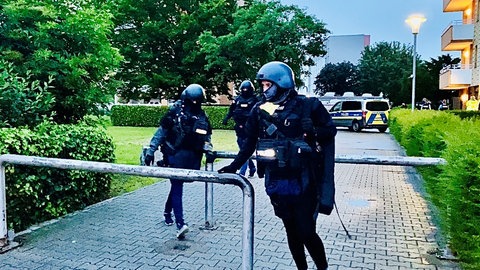 Nachdem die Identität des Messerangreifers geklärt war, wurde die Wohnung des Mannes durchsucht.