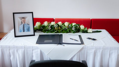 Kondolenzbuch für getöteten Polizisten Rouven L. im Mannheimer Rathaus mit Bild 