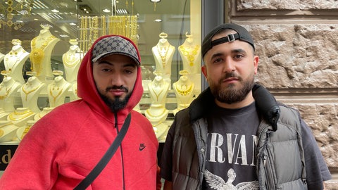 Zwei junge Männer in Mannheim, mit Kappe und Hoodie, in Mannheim