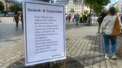 Hinweisschild. Der Marktplatz in Mannheim ist eine Gedenkstätte