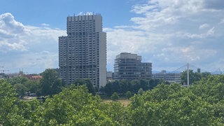 Zwei Hochhäuser am Mannheimer Neckarufer