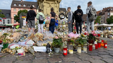 Nach der Messerattacke auf dem Mannheimer Marktplatz am 31. Mai: Passanten legen immer wieder Blumen und Kerzen ab.