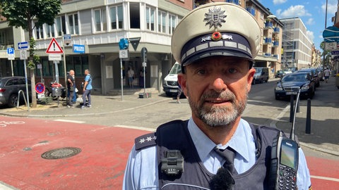 Polizist Martin Jost aus Mannheim auf der Straße an einer Kreuzung
