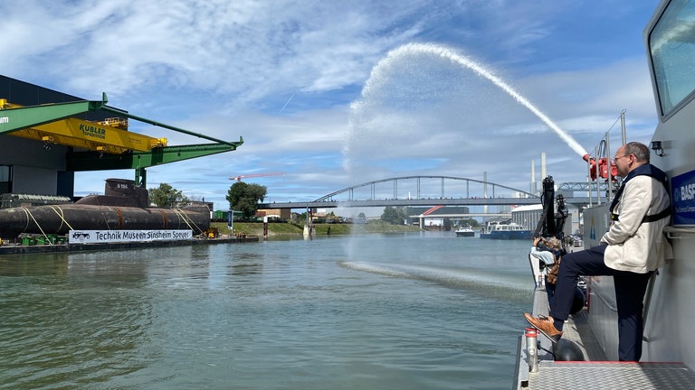 U-Boot U17 wird von Mannheimer OB Christian Specht empfangen.