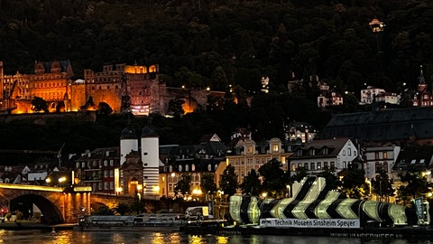 Spektakuläre Lichtershow am Samstagabend auf dem U-Boot in Heidelberg. Der Kolos wurde in bunten Farben angestrahlt.