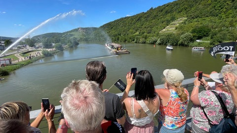 Das U-Boot U17 wird in Haßmersheim mit einer Fontäne aus einem Feuerwehrboot empfangen.