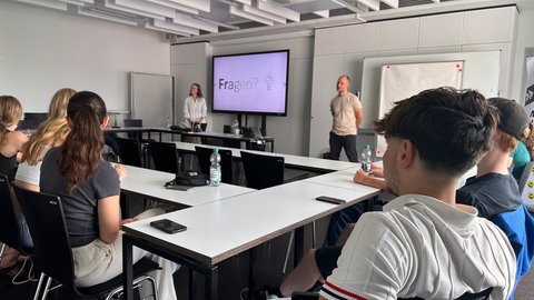 Sarah Hennings und Patrick Figaj vom SWR Studio Mannheim stellen ihre Arbeit vor Schülerinnen und Schülern vor