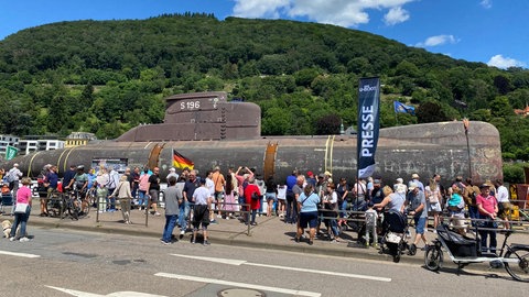 Touristenmagnet: Das U-Boot lockt am Sonntag tausende Schaulustige an den Neckar in Heidelberg