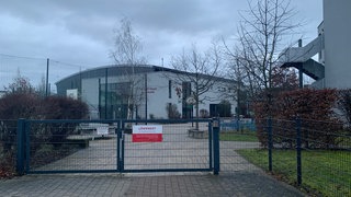 Blumen und Kerzen vor Gymnasium in St. Leon-Rot