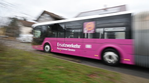 Ein Bus im Ersatzverkehr während der Sperrung der Riedbahn