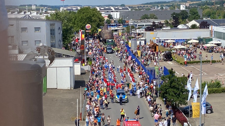 Das U-Boot U17 wird auf der letzten Etappe in Sinheim von vielen Schaulustigen begleitet.