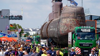 Das U-Boot U17 ist am Sonntagnachmittag im Technik Museum Sinsheim angekommen. Viele Schaulustige verfolgten die letzte Etappe der langen Reise.