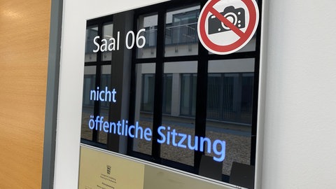 Ein Schild vor dem Saal 06 am Heidelberger Landgericht zeigt die Raumnummer. Fotografieren ist nicht gestattet