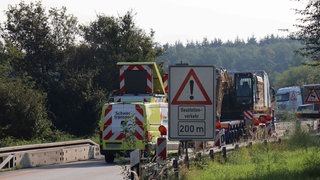Schwerlasttransporter auf Autobahn bei Walldorf festgefahren