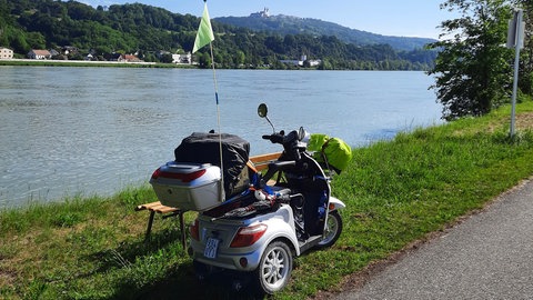 88-Jähriger mit Elektrodreirad auf Reisen