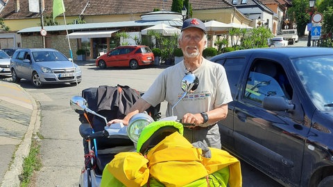 88-Jähriger mit Elektrodreirad auf Reisen