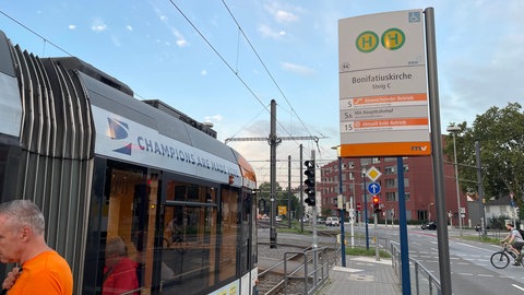 Eine Straßenbahn steht an der Mannheimer Haltestelle Bonifatiuskirche.