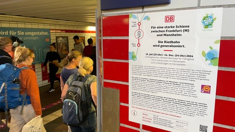 Ein Plakat am Mannheimer Hauptbahnhof informiert über die Bauarbeiten auf der Riedbahn.