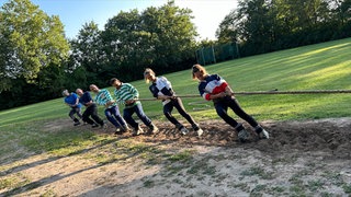 Mehrere Menschen beim Training am Seil