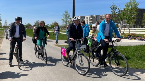 Eine Delegation um Verkehrsminister Winfried Hermann weiht den Radschnellweg am BUGA-Gelände auf Spinelli in Mannheim ein.