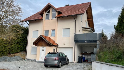 In diesem Haus soll der Hauptangeklagte Frauen gefangen gehalten und vergewaltigt haben.
