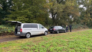 Am Fundort der Leiche in Mannheim stehen zwei Fahrzeuge der Polizei