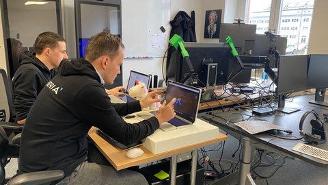 Zwei Entwickler sitzen an Computern beim einstigen Start-up Ameria in Heidelberg. Hier wird Software nur durch Gesten gesteuert.