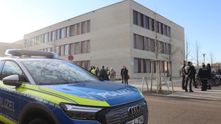 Polizeiwagen vor der Karl-Friedrich-Schimper-Gemeinschaftsschule in Schwetzingen