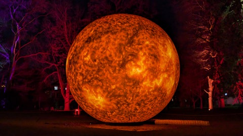 Eine leuchtende rote Kugel bei den Winterlichtern im Luisenpark