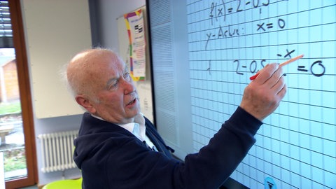 81-jähriger Lehrer unterrichtet immer noch Mathe und Physik