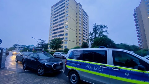 Polizeiauto in Heppenheim (Hessen) an der Wohnung des Attentäters