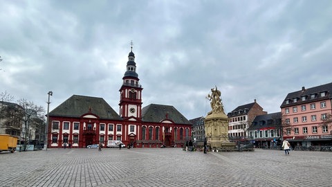 Der Mannheimer Marktplatz, fast menschenleer unter einem mit Regenwolken verhangenem Himmel