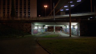Ein Fußgänger läuft bei Nacht durch eine Unterführung in Mannheim