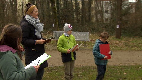 Kinder der Draußenschule Ladenburg im Unterricht draußen