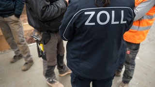 Der Zoll kontrolliert auf einer Baustelle Arbeiter