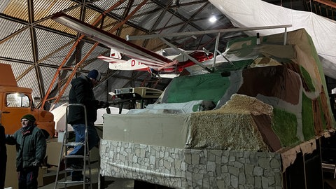 Eine Fasnachtstruppe hat einen Segelflieger aus recyceltem Holz und Draht gebaut. 