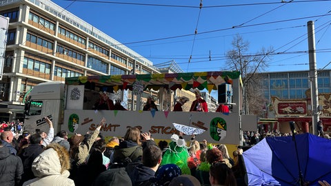 Fasnachtswagen beim Fasnachtsumzug in Mannheim auf dem Paradeplatz