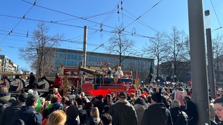 Umzugswagen des Mannheimer Fasnachtsumzugs in der Innenstadt auf dem Paradeplatz