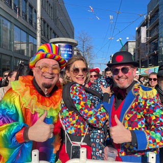 Drei verkleidete Fasnachter während des Fasnachtsumzugs in Mannheim