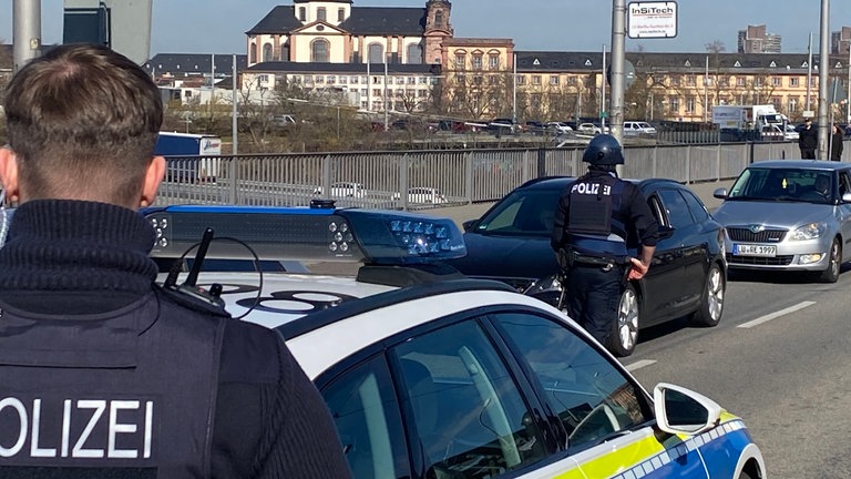 Auf der Konrad-Adenauer-Brücke führt die Polizei eine große Kontrolle in Fahrtrichtung Ludwigshafen durch.